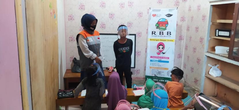 Rumah Belajar Besemah (RBB) binaan Rumah Zakat mengadakan pertemuan perdana antara pengajar dengan para murid di ruang kelas RBB yang berlokasi di Kecamatan Pagar Alam Utara, Kota Pagar Alam, Sumatera Selatan.