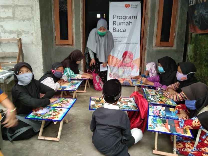 Rumah Belajar Desa Berdaya Cibugel yang merupakan inisiasi dan program dari Rumah Zakat kini berubah nama menjadi Rumah Literasi. 