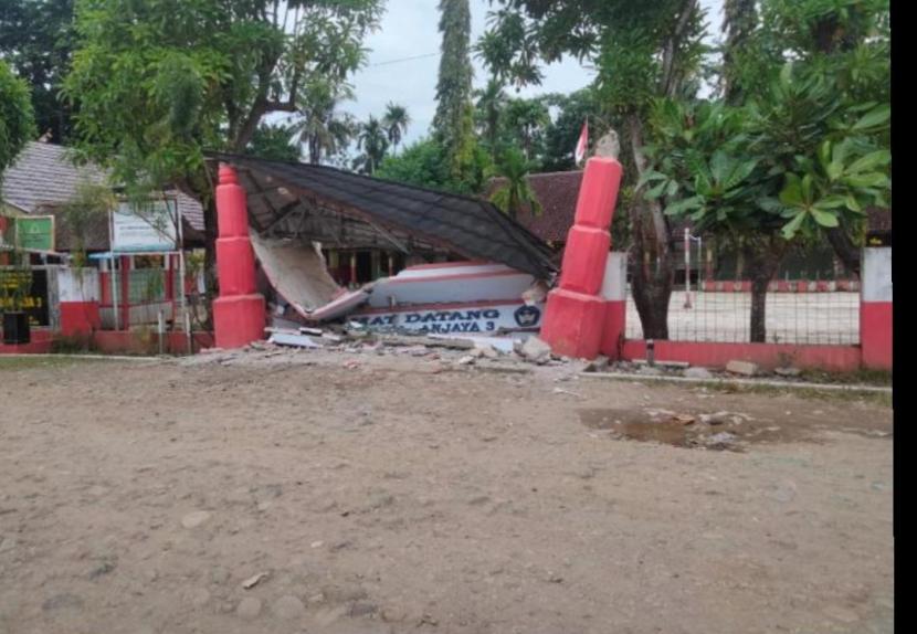 Rumah dan fasilitas sekolah di beberapa wilayah di Pandeglang yang rusak akibat gempa bermagnitudo 6,7 yang mengguncang Sumur, Banten, Jumat (14/1). 