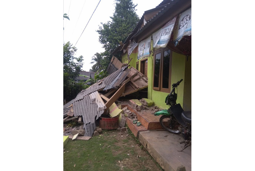 Rumah dan fasilitas sekolah di beberapa wilayah di Pandeglang yang rusak akibat gempa bermagnitudo 6,7 yang mengguncang Sumur, Banten, Jumat (14/1). 