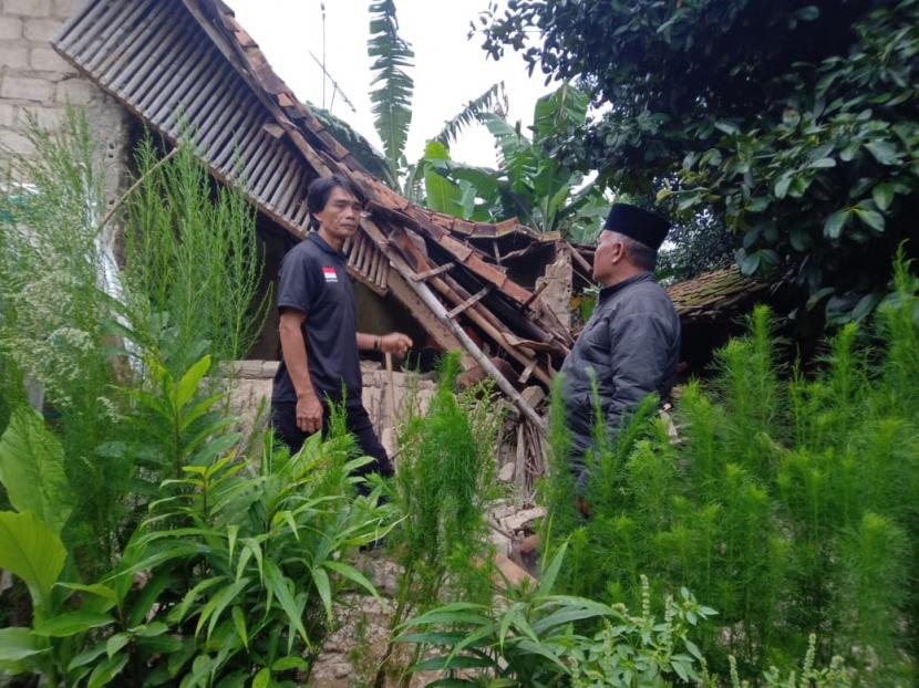 Rumah di Desa Gunungendut, Kecamatan Kalapanunggal banyak rusak akibat gempa, Selasa (10/3). 