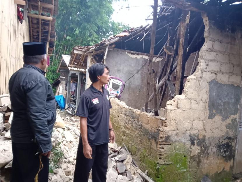 Rumah-rumah yang rusak akibat gempa, Selasa (10/3)( ilustrasi). Desa Purbawakti jadi yang terparah di Kabupaten Bogor akibat diguncang gemapa