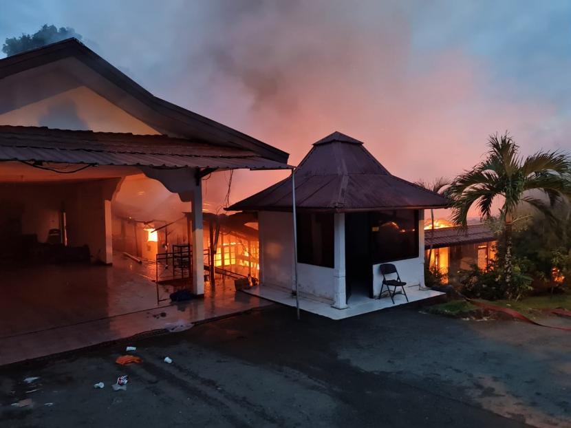 Rumah dinas Kapolda Papua di Kota Jayapura, Selasa (17/1/2023) pagi WIT, terbakar.