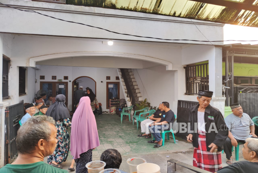 Rumah duka almarhum Warta Kusuma, mantan bek timnas Indonesia era 1980-an di Kp Pintu Air, Kel Harapan Mulya, Kec Medan Satria Kota Bekasi. Warta meninggal pada Senin (28/7/2025) dini hari di Bekasi setelah lama menderita diabetes.