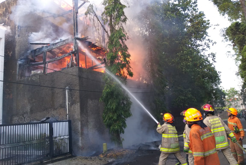 Rumah empat lantai yang ludes dilahap api di Kawasan Jalan Dago Asri, Bandung, Rabu (10/10)