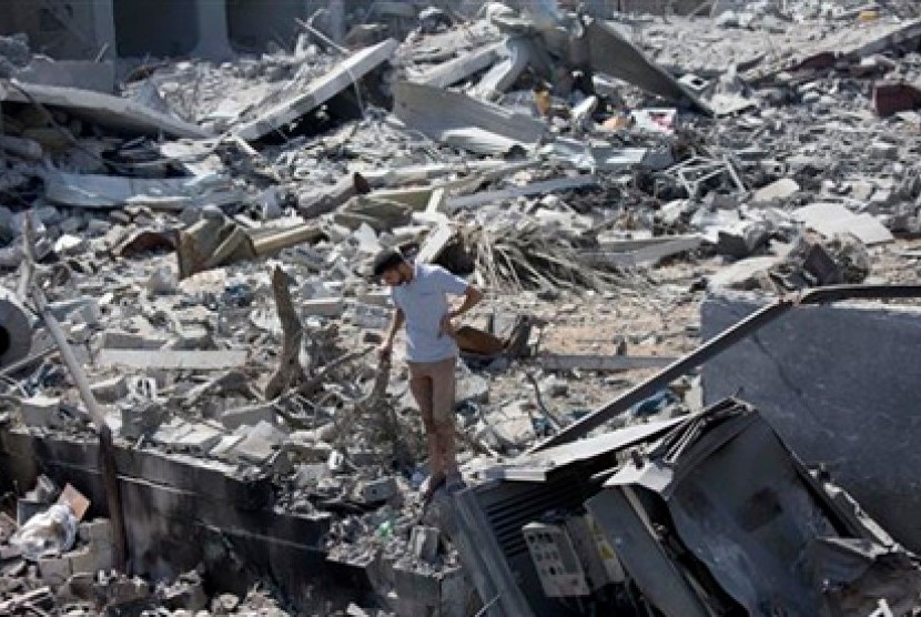 Rumah hancur akibat dihantam bom di Gaza. 