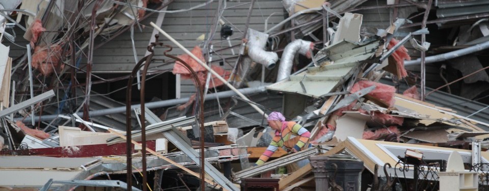 Rumah hancur lebur setelah diterjang tornado.