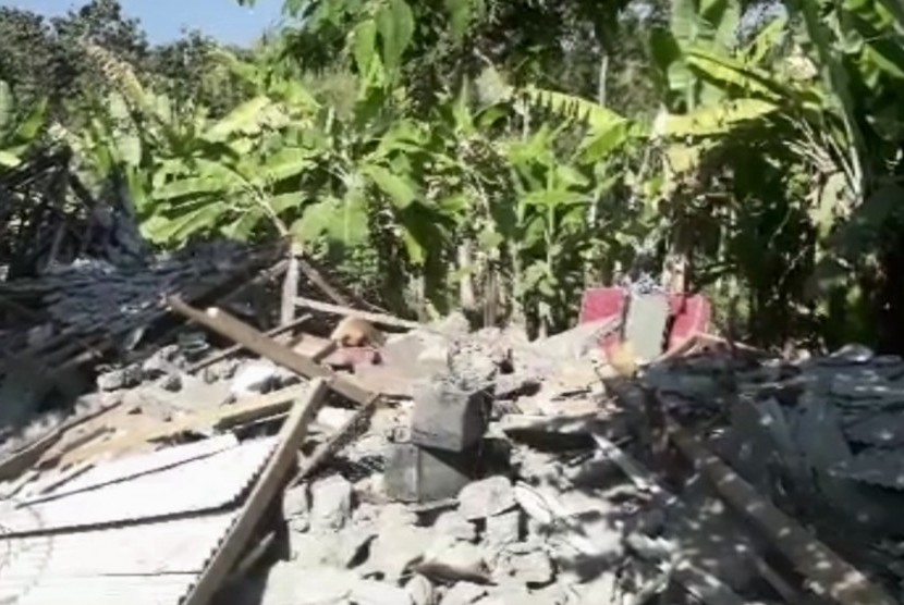 Rumah hancur pascagempa di Lombok Timur