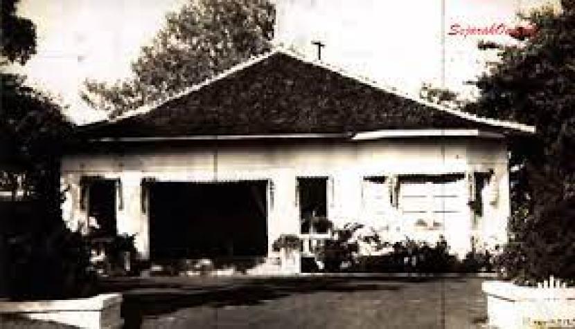 Rumah hibah dari Suadagar Arab H Martak kepada Soekarno di kawasan Jl Pegangsaan Timur Jakarta. Di rumah hibah inilah Proklamasi di kumandangkan dan ditinggai Soekarno sampai tahun 1952.