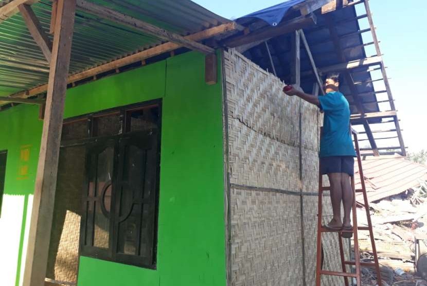 Rumah hunian sementara (RHS) yang digagas Wahana Muda Indonesia (WMI) mulai terbangun di Dusun Empak Mayong, Desa Kayangan, Kecamatan Kayangan, Kabupaten Lombok Utara, NTB, Kamis (30/8).