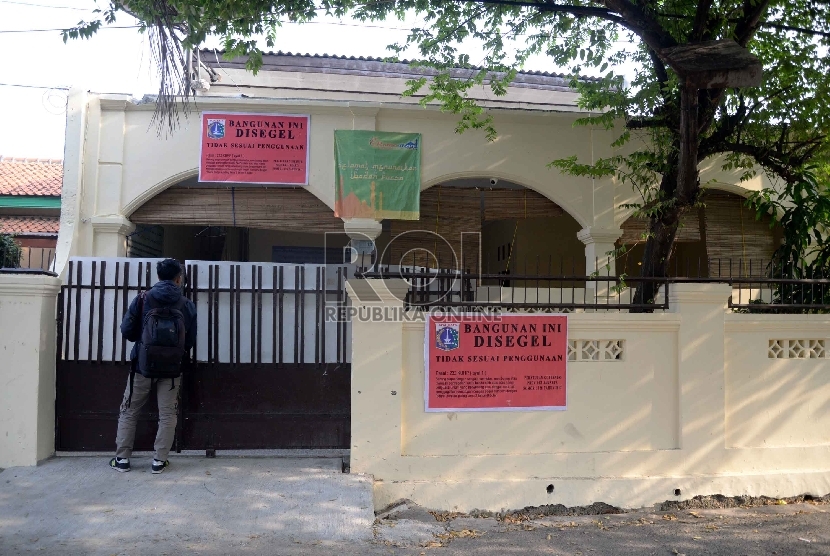 Rumah Ibadah Ahmadiyah ditempele Spanduk tanda penyegelan tertempel di pagar rumah ibadah Jamaah Ahmadiyah di Bukit Duri, Jakarta Selatan. (Ilustrasi)