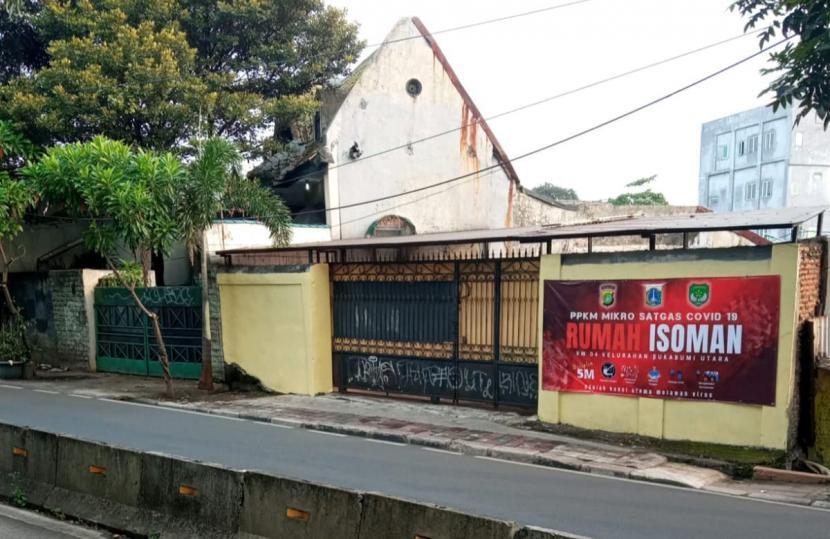 Rumah isolasi Covid-19 di Jalan Panjang Arteri Nomor 57, RT 06/RW 04, Kelurahan Sukabumi Utara, Kebon Jeruk, Jakarta Barat. 