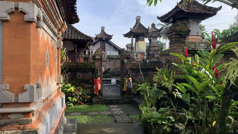  Rumah khas Bali milik I Ketut Suast di Desa Pejeng Kangin Kecamatan Tampaksiring Kabupaten Gianyar. Wisata banjar adalah upaya Hoshinoya Bali mengenalkan tamunya dengan sisi Ubud yang selama ini tidak diketahui.