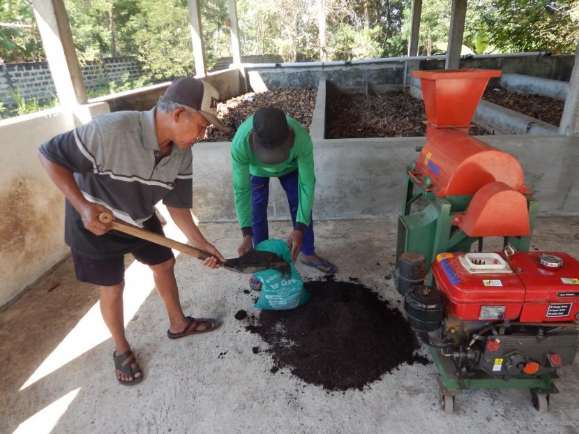 Rumah Kompos Power Green Desa Ranuklindungan menjadi pengelola sampah organik pertama di Kecamatan Grati dan menyuplai kompos di area Pasuruan Timur.