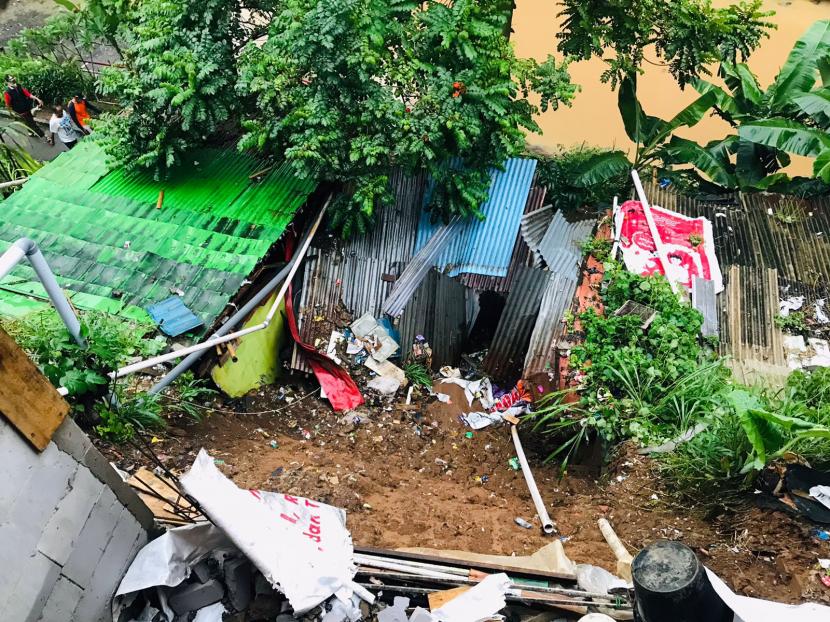 Rumah kontrakan milik pasangan suami istri Muhammad Sholeh dan Umsiah di Kampung Keramat, Kelurahan Panaragan, Kecamatan Bogor Tengah, Kota Bogor hancur tertimpa longsor pada Ahad (7/11) sore