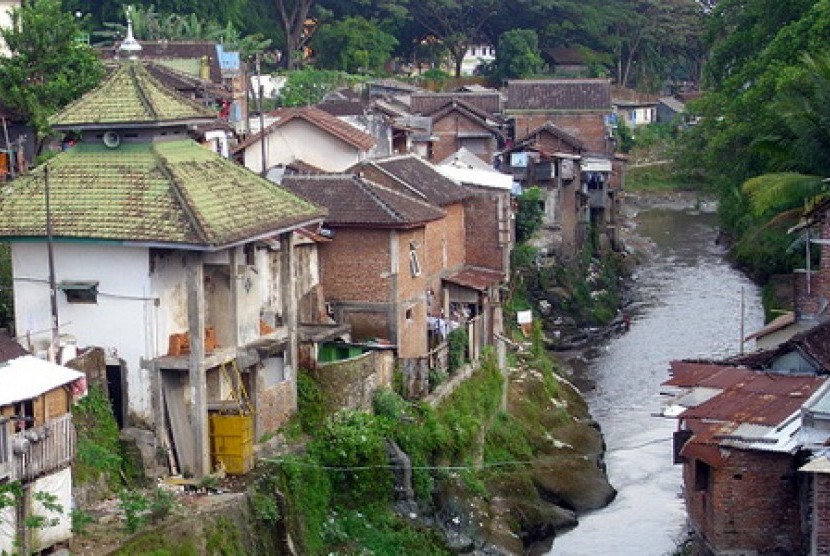 Rumah liar di sepanjang daerah aliran sungai (DAS) Brantas, Kota Malang.