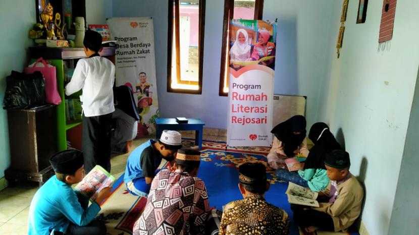Rumah Literasi Desa Rejosari merupakan program pemberdayaan bidang Pendidikan yang diinisiasi oleh Rumah Zakat. Saat ini, Rumah LIterasi sudah menjadi pusat kegiatan anak anak disetiap pekannya.