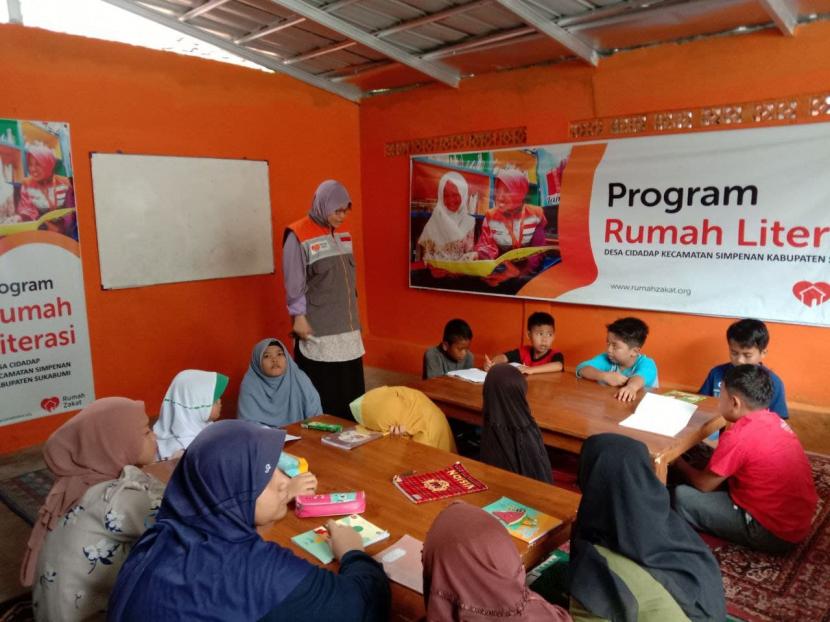 Rumah Literasi Juara Desa Berdaya Cidadap, Kecamtan Simpenan, Kabupten Sukabumi menyajikan bimbingan belajar matematika yang simple, dan disenangi oleh anak-anak, dengan konsep belajar sambil bermain.