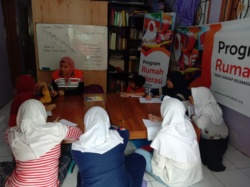 Rumah Literasi Juara yang ada di Desa Berdaya Cidadap, Kabupaten Sukabumi, kembali menggelar bimbingan belajar matematika.