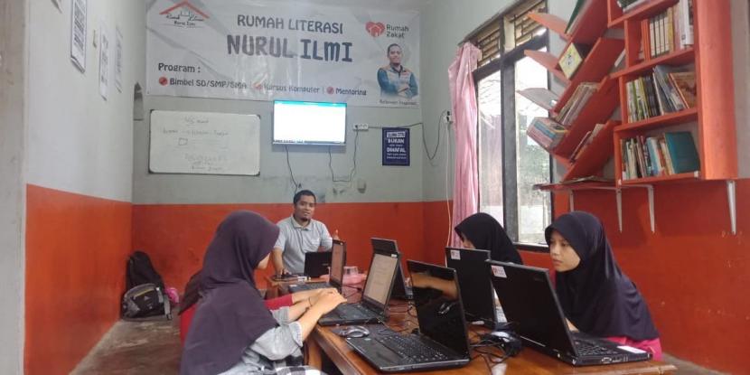  Rumah Literasi Nurul Ilmi yang berada di desa berdaya Cigadung, Pandeglang, Banten  pada bulan ini mendapat dukungan tambahan laptop dan smart tv untuk menunjang kegiatan bimbel berdaya yang sudah berjalan selama kurang lebih satu tahun.