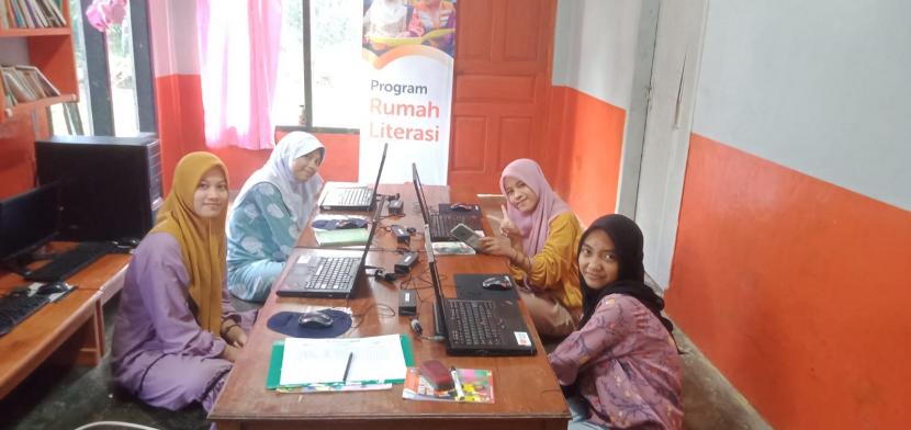 Rumah Literasi Nurul Ilmu yang terletak di Kampung Babakan 02/14 Kelurahan Cigadung memiliki beberapa kegiatan diantaranya bimbel serta kursus komputer gratis.