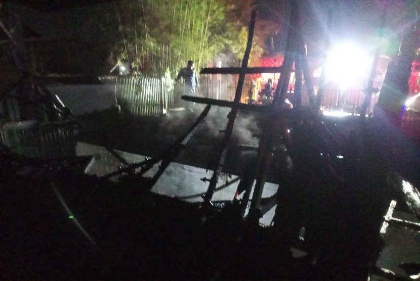 Rumah makan Asep Stroberi yang berlokasi di Kecamatan Kadungora, Kabupaten Garut, mengalami kebakaran pada Rabu (11/10) malam. Diduga kebakaran itu terjadi akibat kebocoran tabung gas.