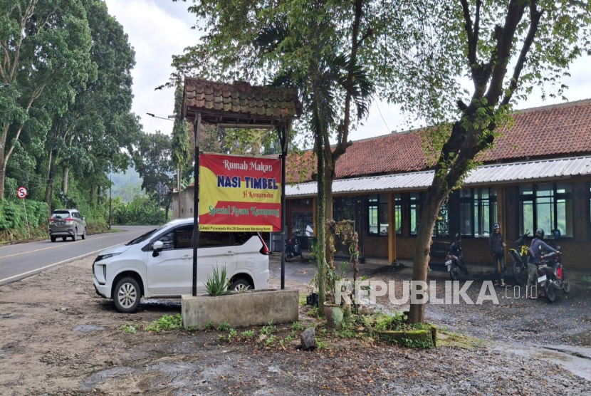 Rumah Makan Nasi Timbel Haji Komarudin di Jalan Raya Padalarang-Purwakarta, Desa Sumur Bandung, Kecamatan Cipatat, Kabupaten Bandung Barat. Rumah Makan Khas Masakan Sunda itu Pernah Dicicipi Sejumlah Pejabat