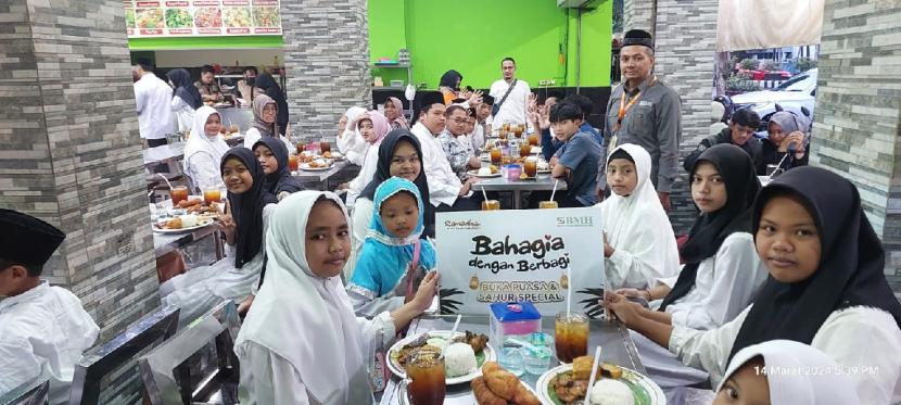 Rumah Makan Wong Solo bersama Laznas BMH merayakan momen spesial dengan menggelar acara berbuka puasa bersama anak-anak yatim.