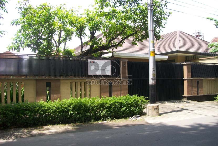  Rumah mewah yang disita KPK milik Irjen Pol Djoko Susilo di Jl. Sam Ratulangi 16, Manahan, Banjarsari, Solo, Kamis (14/2).   (Republika/Edy Setiyoko)