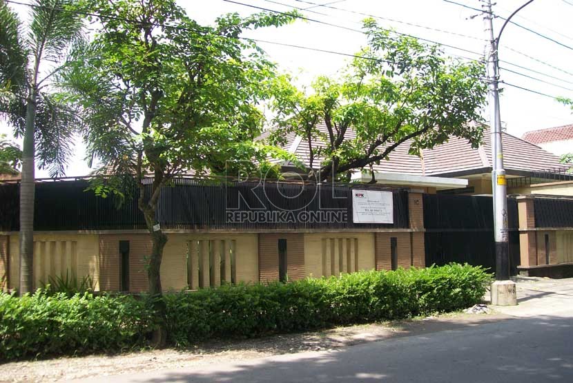  Rumah mewah yang disita KPK milik Irjen Pol Djoko Susilo di Jl. Sam Ratulangi 16, Manahan, Banjarsari, Solo, Kamis (14/2).   (Republika/Edy Setiyoko)