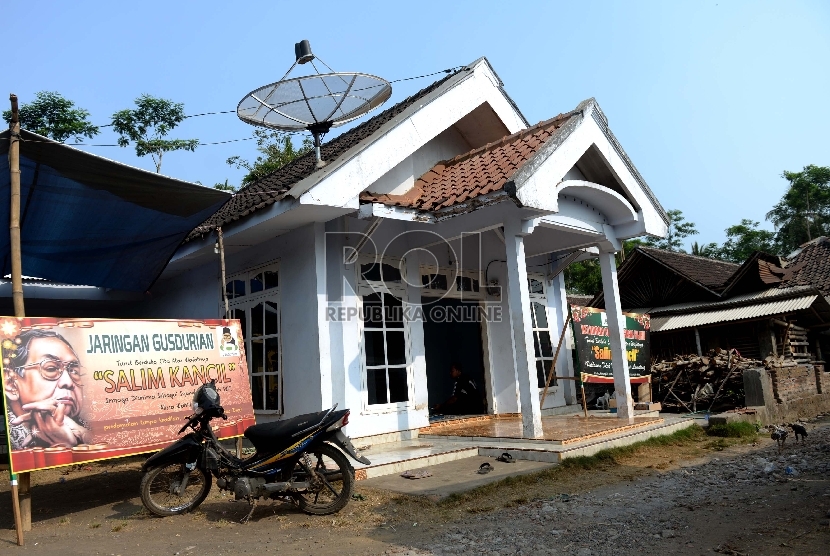Rumah milik almarhum Salim Kancil yang dibunuh oleh sekelompok orang di Balai Desa Selok Awar-Awar, Kecamatan Pasirian, Kabupaten Lumajang, Jawa Timur, Ahad (11/10). (Republika/Wihdan)