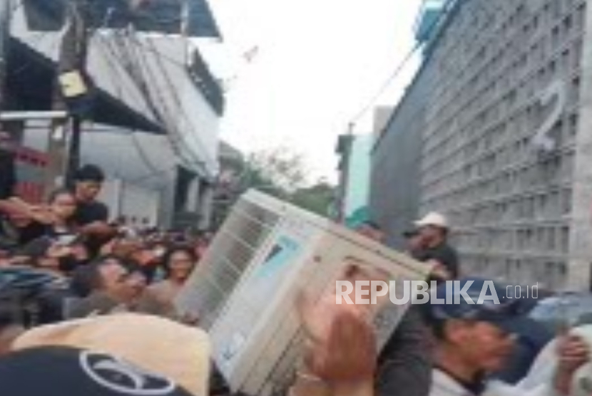 Rumah milik anggota DPR RI Ahmad Sahroni di Tanjung Priok, Jakarta Utara diserbu massa, Sabtu (30/8/2025).