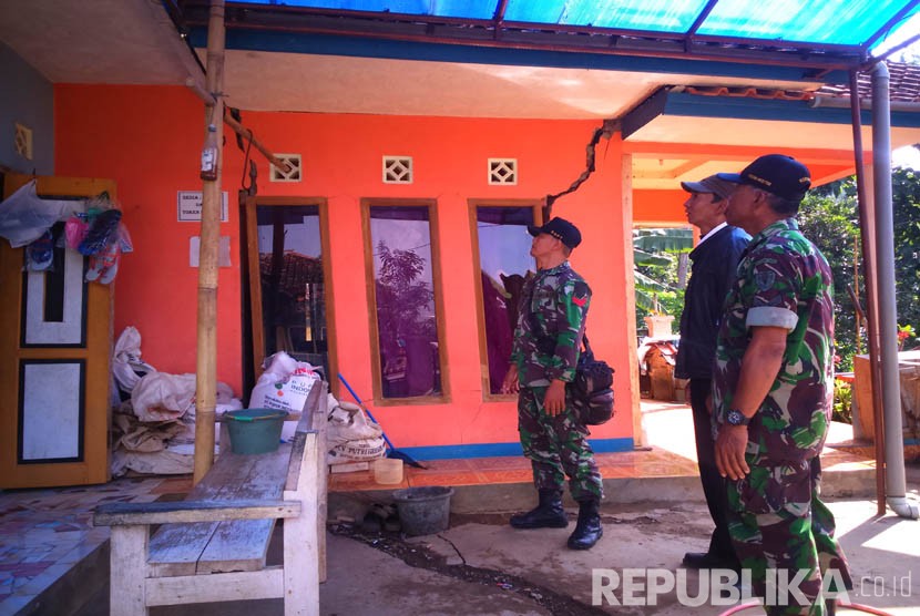  Rumah milik Ikah Atikah (52 tahun) retak-retak akibat pergerakan tanah, ia mengaku masih sering merasakan rumahnya bergetar namun ia terpaksa tetap tinggal di rumahnya, Rabu (20/4). (Republika/Fuji E Permana)