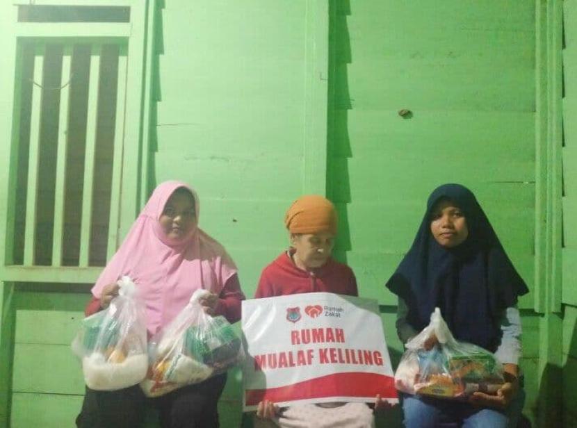 Rumah Muallaf Banggai melakukan safar ke Kecamatan Pagimana, Kabupaten Banggai Sulawesi Tengah bersama para relawan untuk bersilaturahmi dan bertemu langsung dengan para muallaf yang ada di kecamatan tersebut pada Minggu (13/6).
