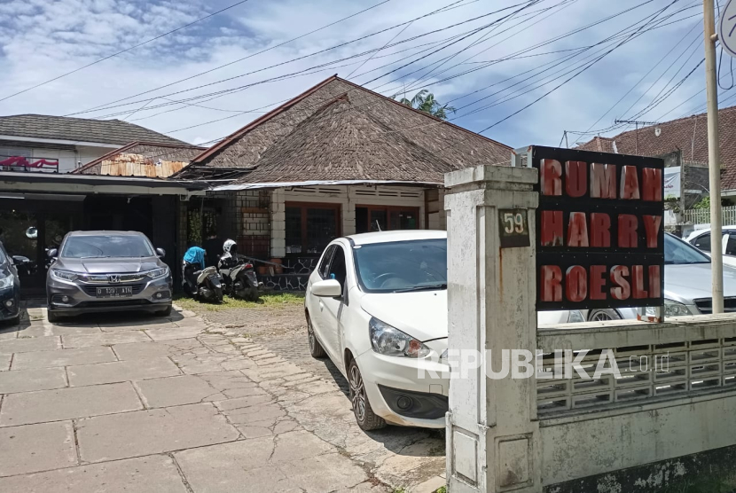 Rumah musik musisi (alm) Harry Roesli yang juga merupakan cagar budaya bakal dijual, Selasa (17/12/2024). Rumah tersebut menjadi tempat berkumpul dan pergerakan para seniman Bandung  semasa almarhum masih hidup. 