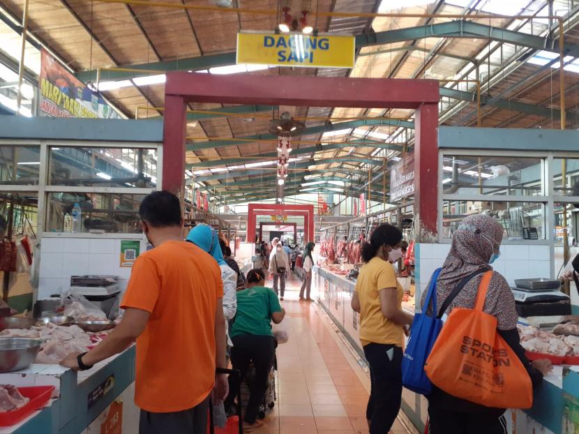 Pembeli dan pedagang beraktivitas di lapak daging sapi di Pasar Modern BSD, Tangerang Selatan (Tangsel).