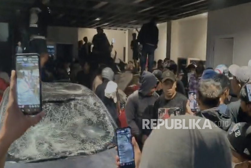 Dua Rumah Sahroni Diamuk Massa, Mobil Tesla Hingga Lexus Rusak Parah, Barang Berharga Dijarah