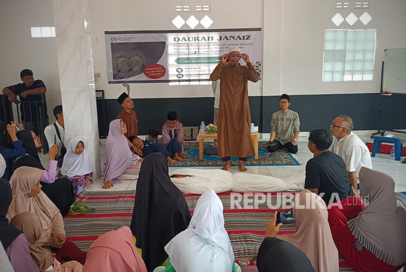 Rumah Quran Republika menggelar Daurah Janaiz di Rumah Quran Imanatha Taqwa, Jalan Sumur Wangi, Sukamaju, Cilodong, Depok, Ahad (19/1/2025). 