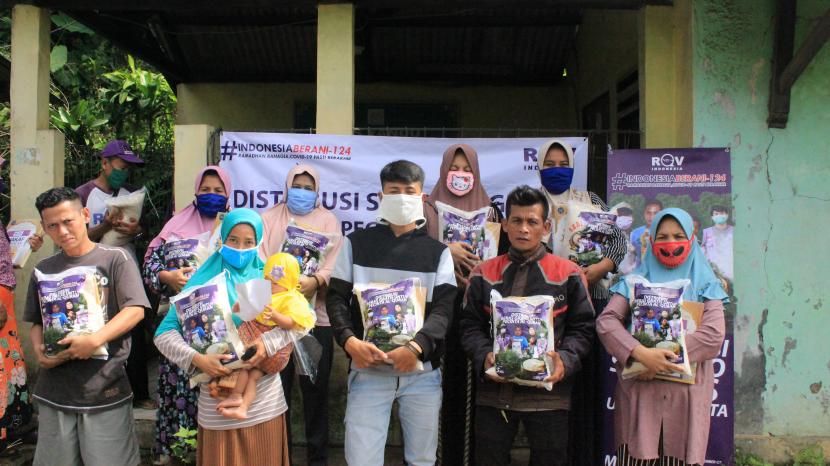 Rumah Quran Violet (RQV) Indonesia membagikan 494 bantuan paket pangan kepada masyarakat di masa pandemi Covid-19 selama Mei 2020. Paket yang dibagikan berisi minyak, telur, beras, masker dan uang saku.