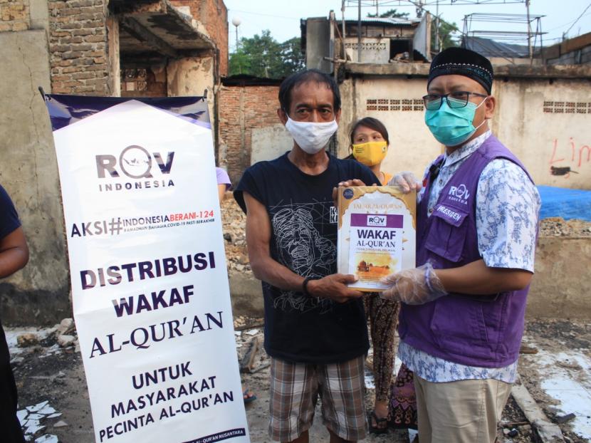 Rumah Quran Violet (RQV) Indonesia menyalurkan bantuan sembako dan wakaf Alquran untuk korban kebakaran yang terjadi di kawasan Pegangsaan, Menteng, Jakarta Pusat (Jakpus), pada Sabtu (13/6).