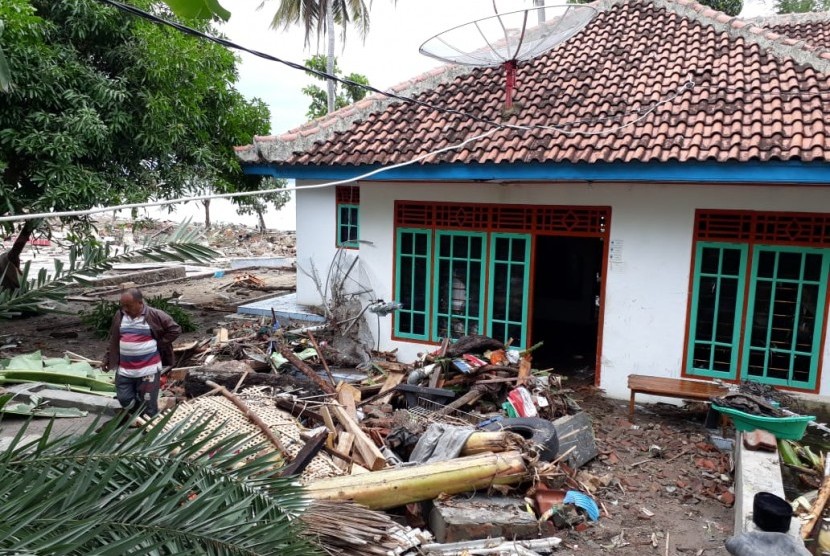 Rumah Rasdi tetap utuh meski diterjang gelombang tsunami setinggi lima meter di Desa Way Muli, Kecamatan Rajabasa, Kabupaten Lampung Selatan, Provinsi Lampung pada Sabtu (22/12) malam.