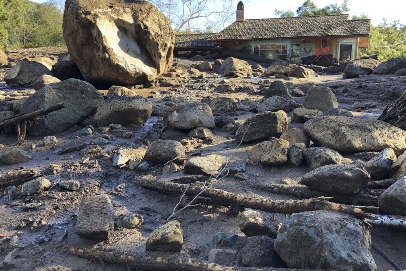 Rumah-rumah hancur di sepanjang San Ysidro Creek dekat East Valley Road di Montecito, Kalifornia, Rabu (10/1). Longsor akibat hujan deras Selasa pagi membawa batu-batu besar, semburan lumpur dan puing turun. 