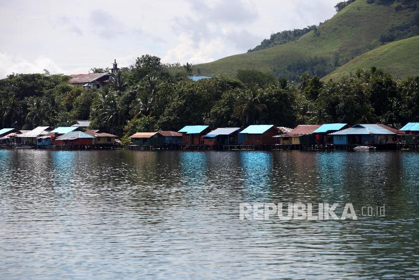 Rumah-rumah panggung di Danau Sentani, Kabupaten Jayapura, Papua, Senin (13/11). Danau Sentani merupakan danau terluas di Papua. Memiliki luas sekitar 9.360 hektare. 
