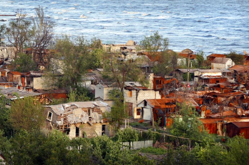 Rumah-rumah pribadi yang rusak berat terlihat di pantai Laut Azov di Mariupol, di wilayah di bawah pemerintahan Republik Rakyat Donetsk, Ukraina timur, Sabtu, 21 Mei 2022. Kementerian Pertahanan Rusia mengatakan pasukannya telah selesai menutup menyingkirkan ranjau di pelabuhan Laut Azov, Mariupol, Rabu (25/5/2022).