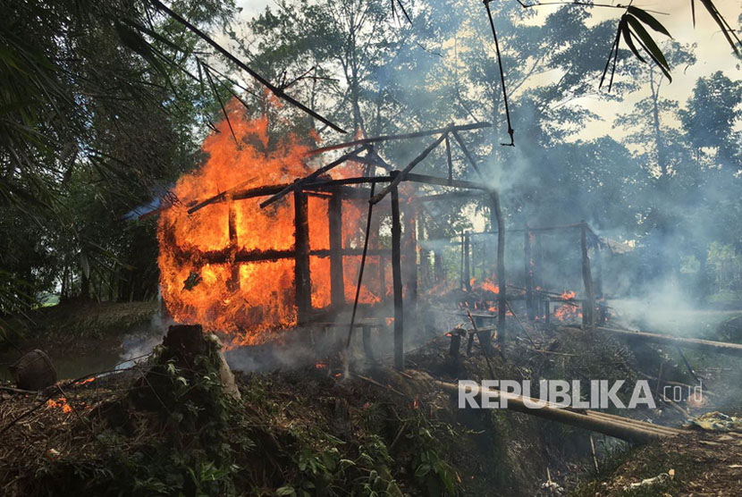 Rumah-rumah terbakar di desa Gawdu Zara, negara bagian Rakhine utara, Myanmar.
