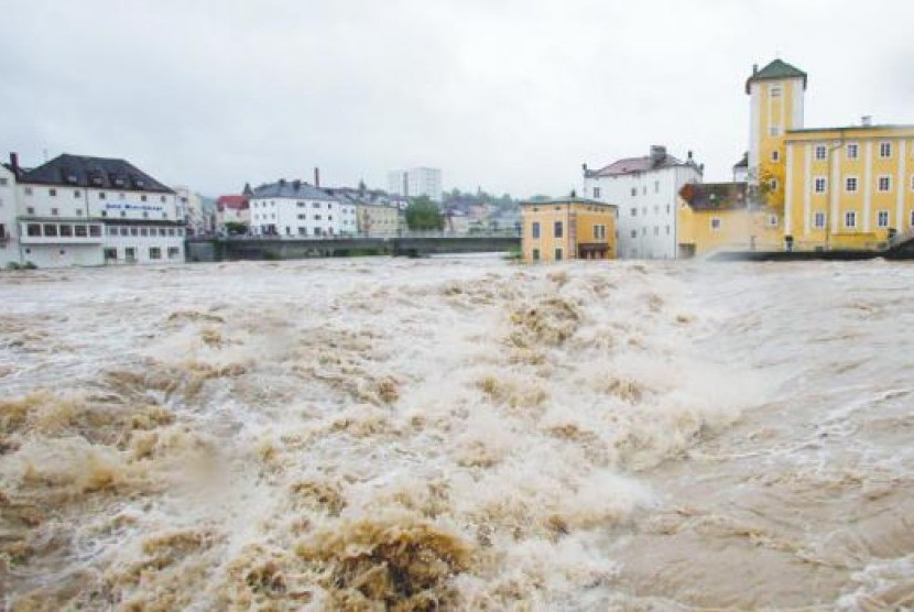 Rumah-rumah terkena banjir di dekat sungai Steyr setelah hujan deras di kota kecil di Austria, Ahad (2/6).