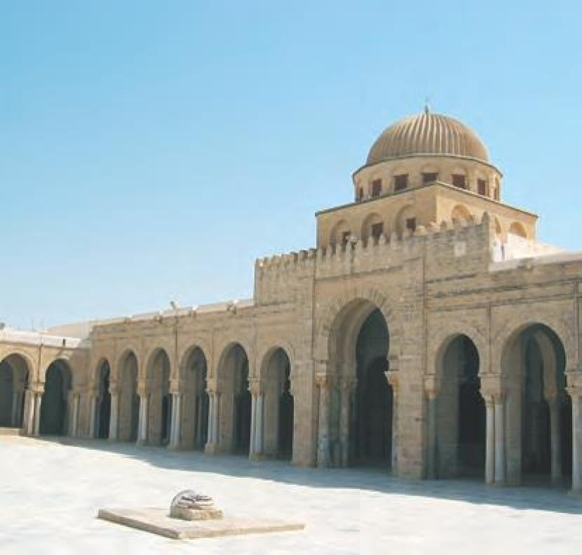 Sejarah Rumah Sakit dalam Peradaban Muslim (3). Rumah Sakit Al-Qayrawan di Qayrawan, Tunisia pada abad kesembilan adalah sebuah institusi canggih dengan aula yang terorganisir baik. 