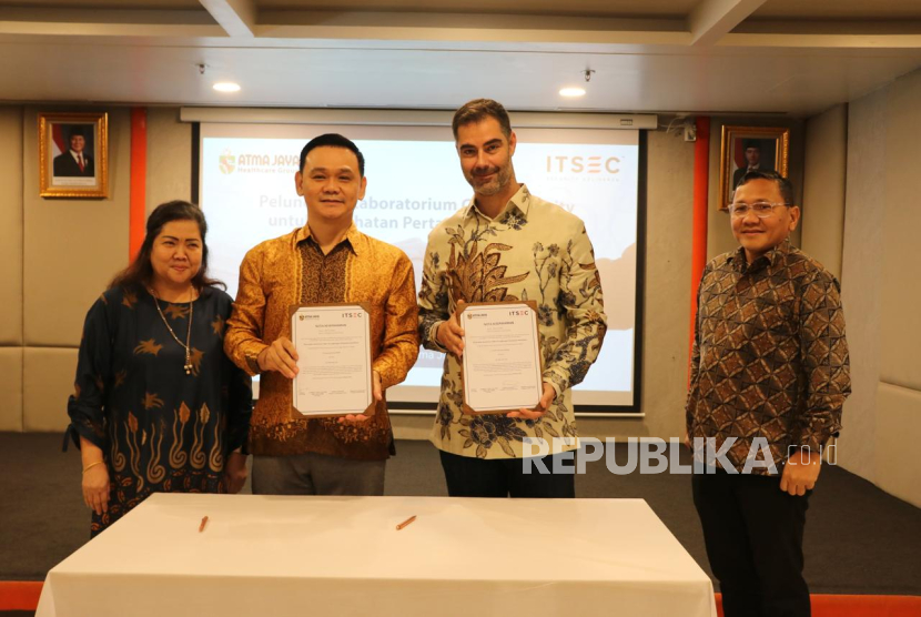 Rumah Sakit Atma Jaya resmi menjalin kerja sama dengan PT ITSEC Asia Tbk, perusahaan keamanan siber terkemuka di Indonesia. Kerja sama ini ditandai dengan penandatanganan Nota Kesepahaman (MoU) yang dilakukan oleh CEO Atma Jaya Healthcare Group Bapak Edward, dan Presiden Direktur PT ITSEC Asia Tbk, Bapak Joseph Edi Lumban Gaol di RS Atma Jaya Pluit, Jakarta Utara, Selasa (18/3/2025). 