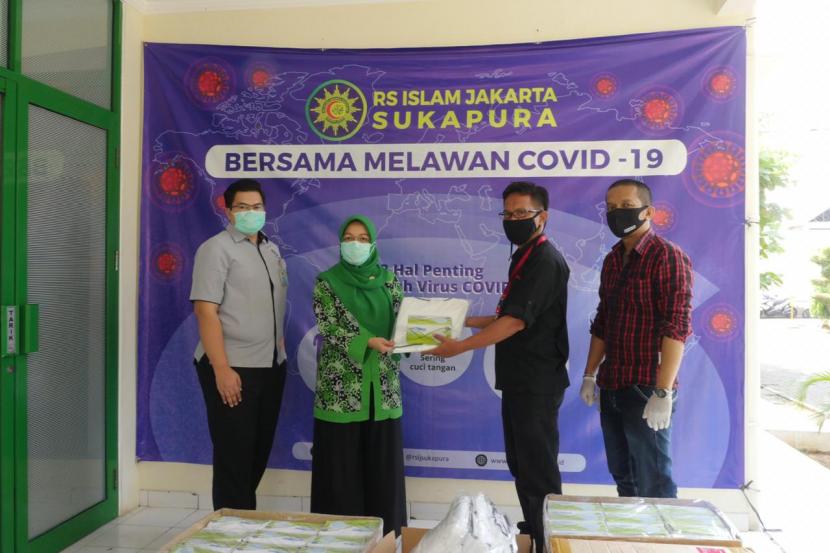 Rumah Sakit Islam Jakarta Sukapura, Jakarta Utara menerima bantuan alat pelindung diri (APD) dan masker bedah dari PT. Republika Media Mandiri. Bantuan tersebut untuk membantu para petugas kesehatan agar dapat bekerja secara aman dan maksimal menangani pasien Covid-19.