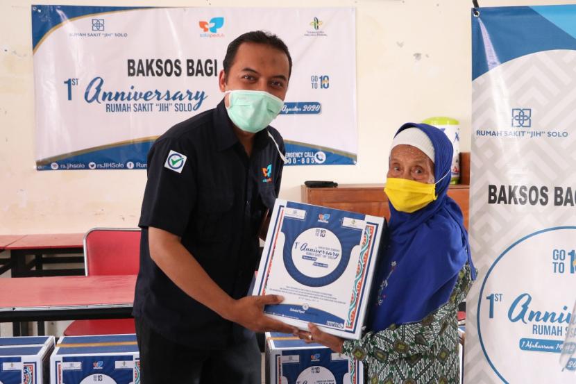 Rumah Sakit JIH Solo berkolaborasi dengan Lembaga Amil Zakat (LAZ) Solopeduli membagikan 200 paket sembako kepada kaum dhuafa, Rabu (12/8). 
